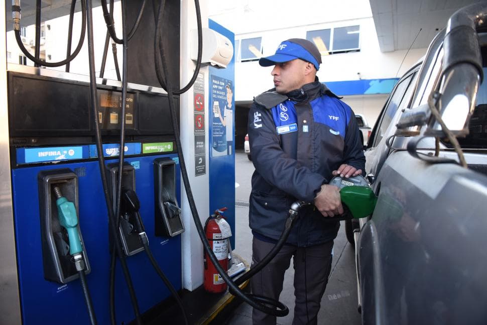 Combustibles: YPF aplica un alza promedio del 1% en naftas y gasoil