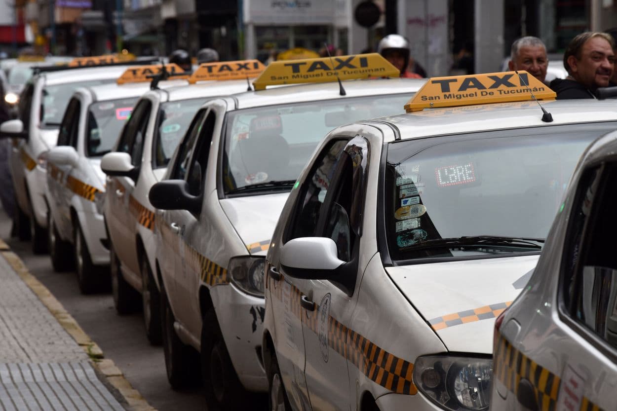 San Miguel de Tucumán repudia la movilización de taxistas y mantiene los operativos sobre apps y relojes