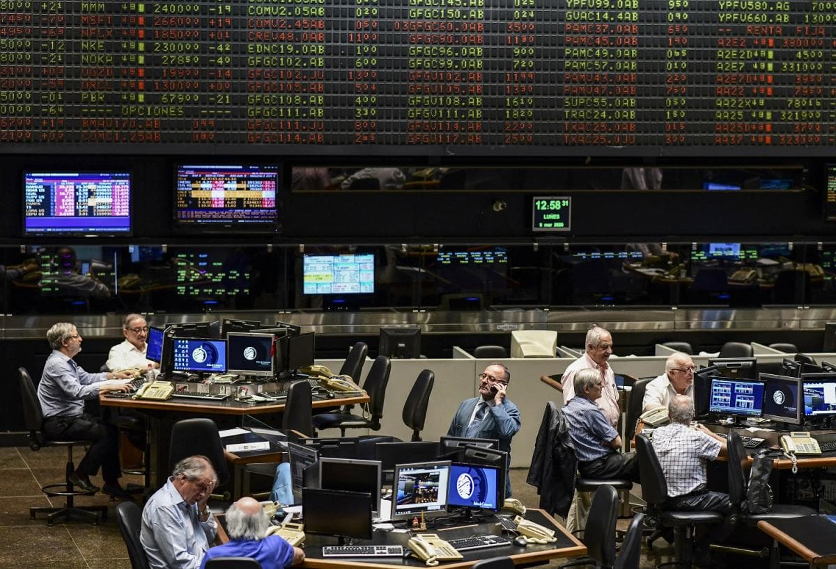 La deuda en dólares sigue perdiendo valor en Wall Street y el riesgo país vuelve a superar los 550 puntos