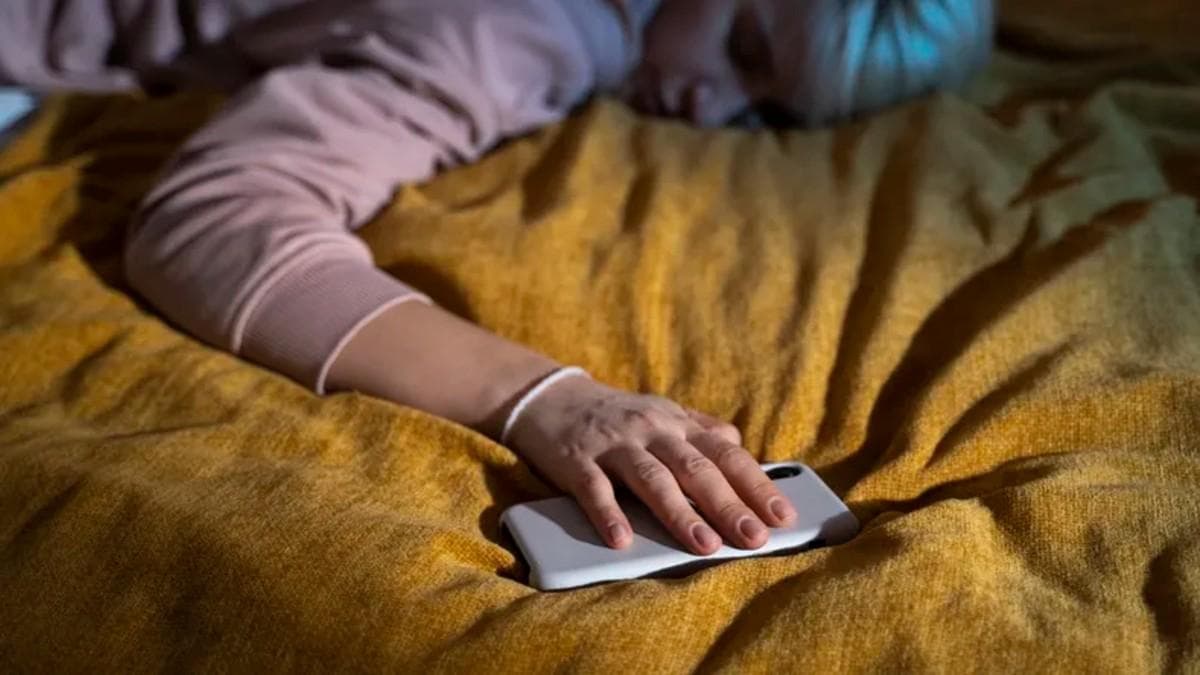 El celular en la mesa de luz: impacto en el sueño, la luz azul y la radiación nocturna