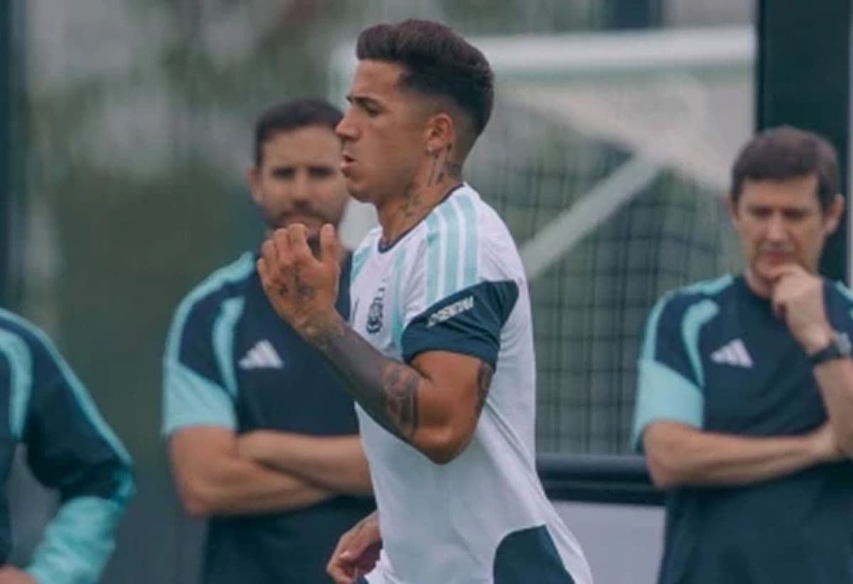 Enzo Fernández apoya la renovación de Scaloni y confiesa que el adiós de Messi «duele mucho»