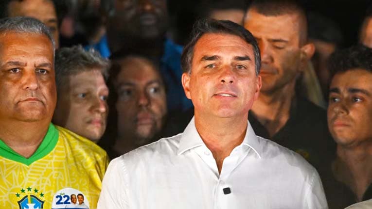 Policía Federal impide que Flavio Bolsonaro salga de Brasil y le exige el pasaporte