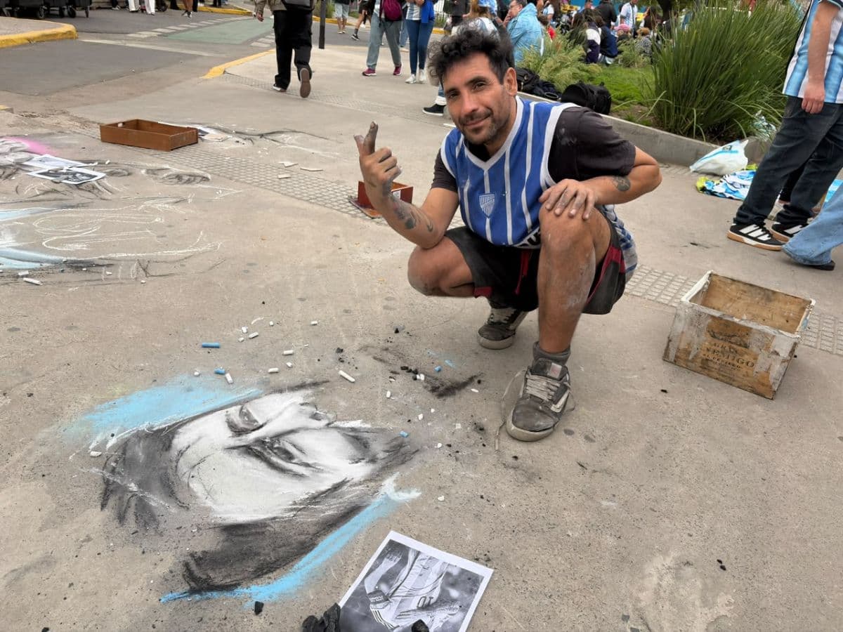 Con tiza y carbón en el asfalto porteño: un artista mendocino homenajea a Messi antes del último partido con la Selección
