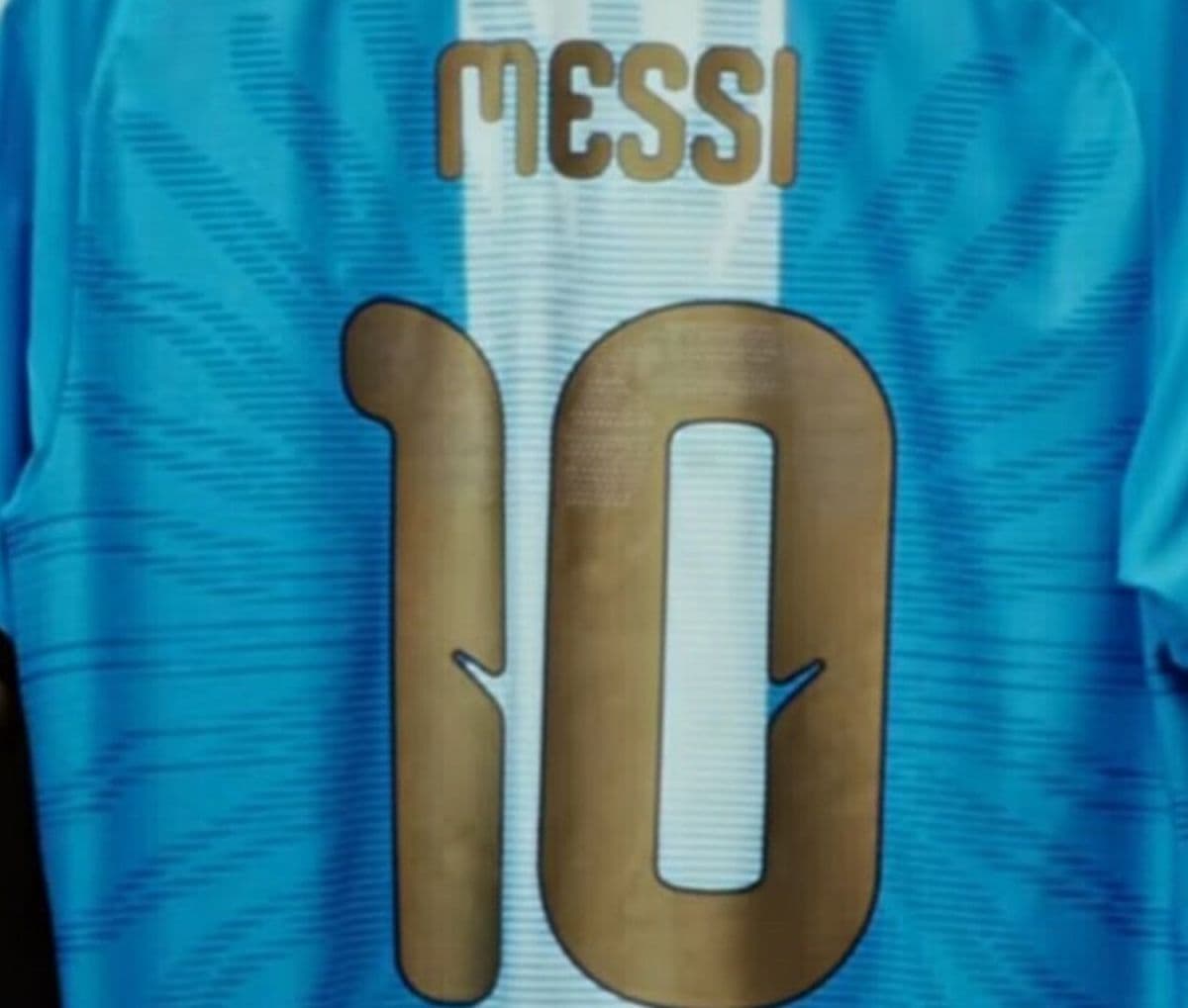Messi exhibe la indumentaria conmemorativa de su despedida con la Selección