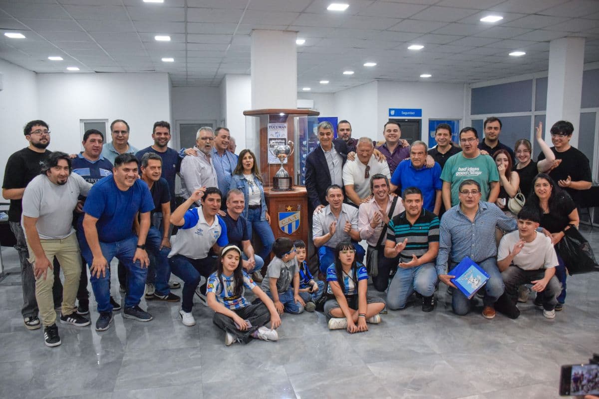 El trofeo de Campeones de 1960 ya está a la vista en el Monumental José Fierro
