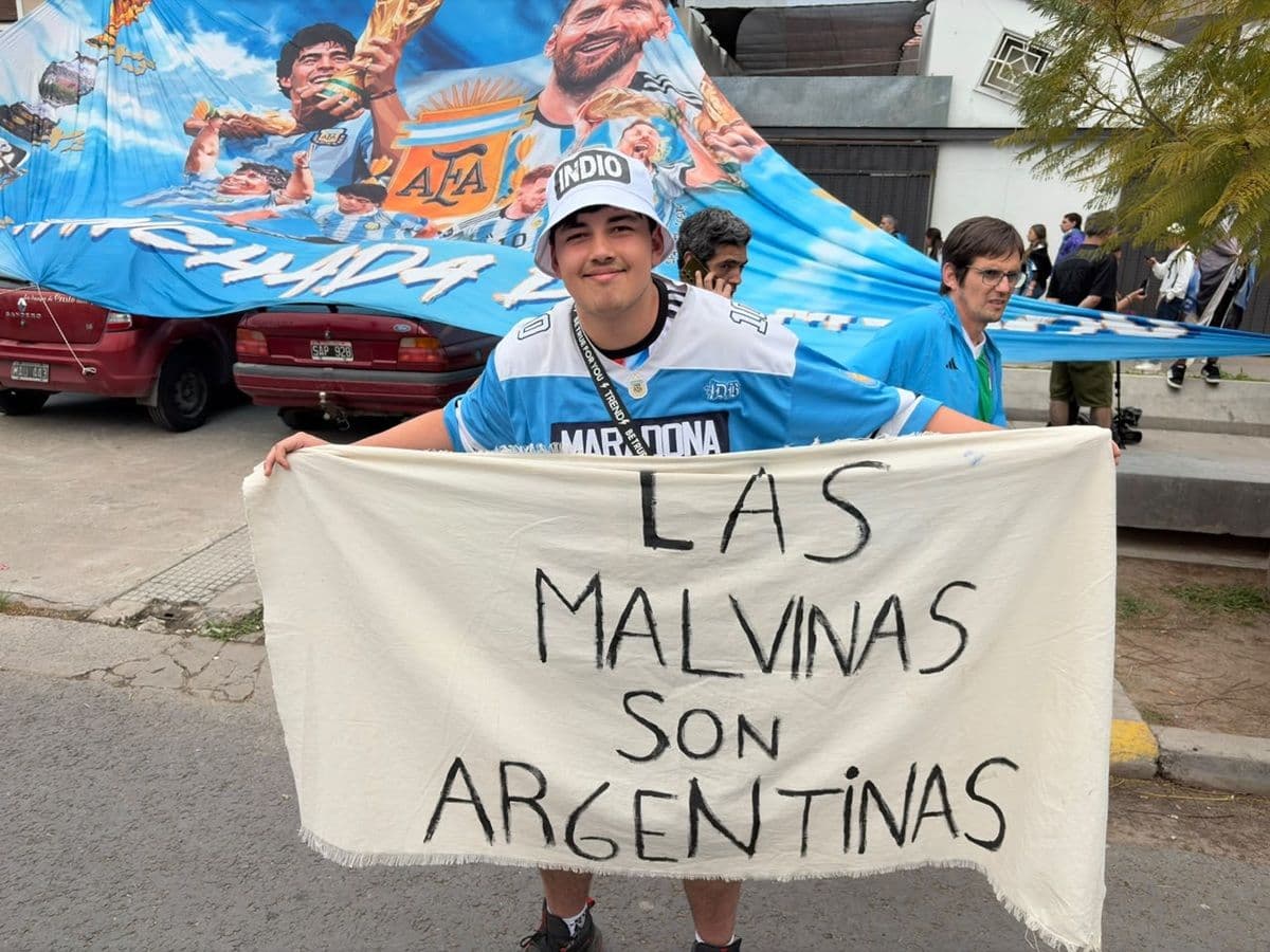 Un joven de 17 años pintó una bandera de Malvinas y la llevó al Monumental para despedir a Messi