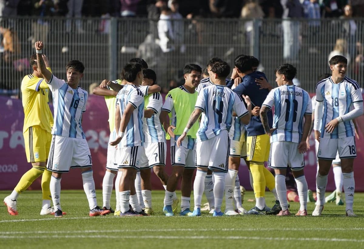Perú resistió casi todo el partido, pero Argentina avanzó a la final suramericana en la última jugada