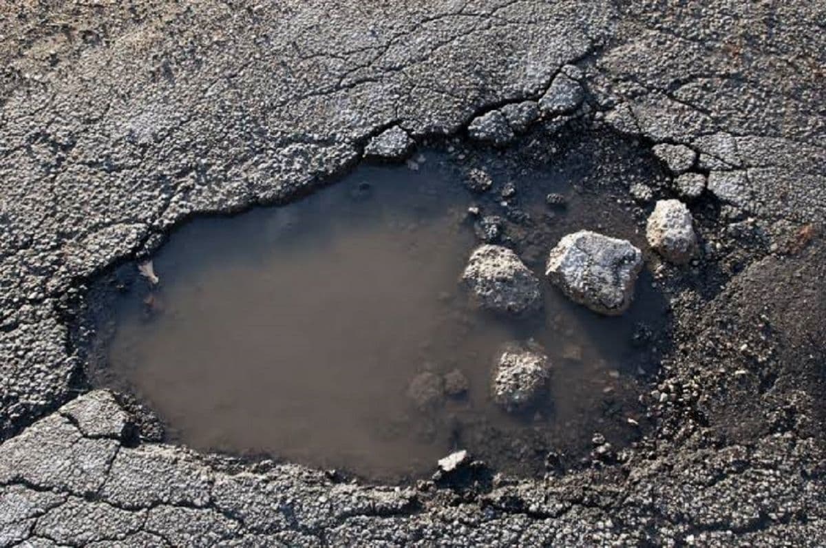 Taparon un bache en Gobernador del Campo mientras una TV transmitía en vivo el riesgo vial