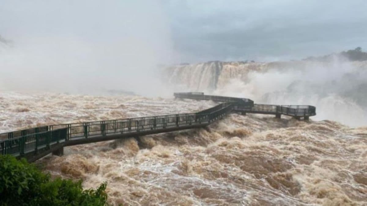 El río Iguazú alcanza picos de más de 10 millones de litros por segundo y repliegan pasarelas en la Garganta del Diablo