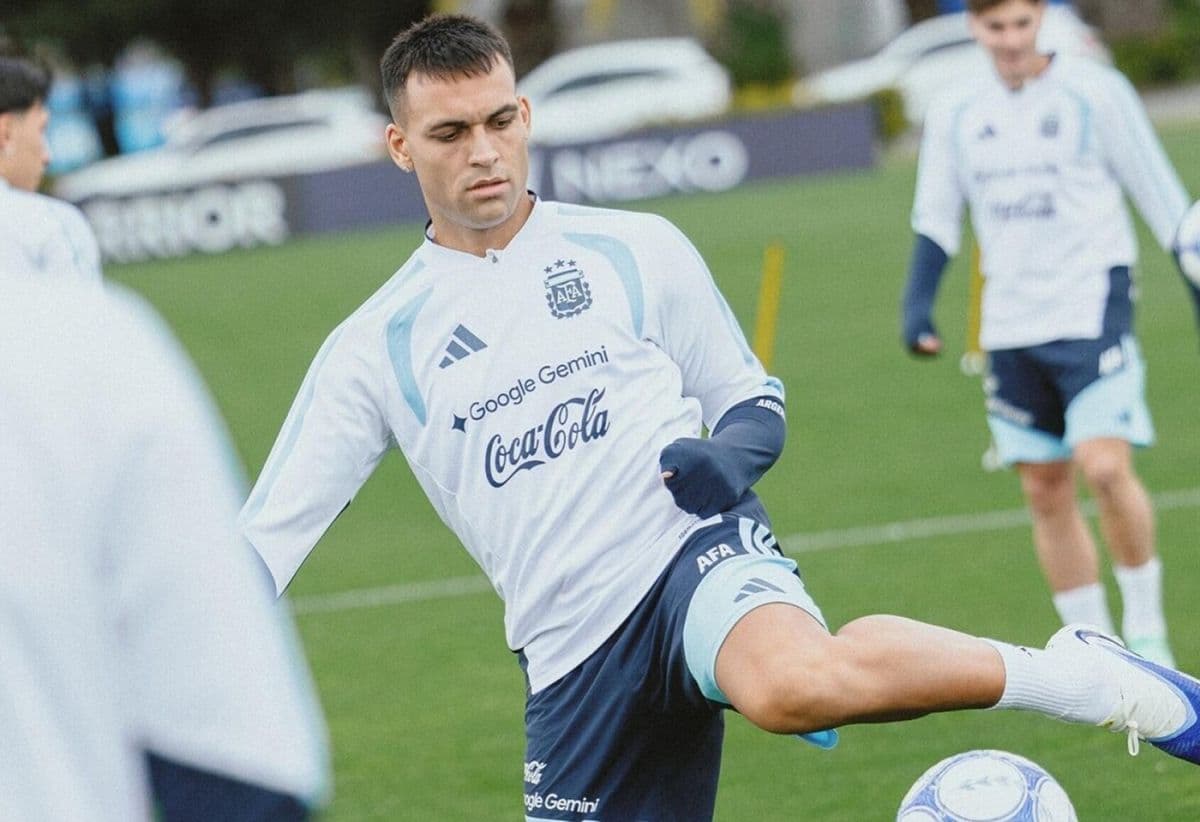 Scaloni encabeza en Ezeiza el primer entrenamiento de la Albiceleste tras el Mundial