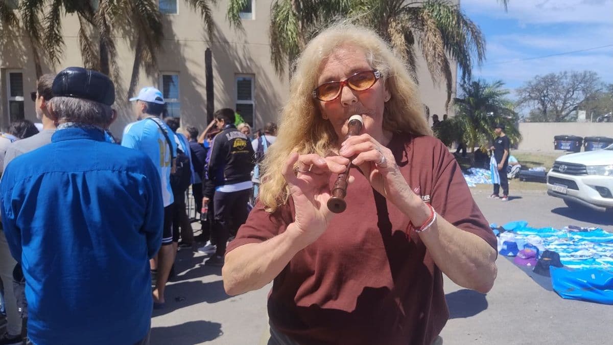 María Albarellos y su flauta marcan el compás de hinchas que aguardan a la Selección en Córdoba