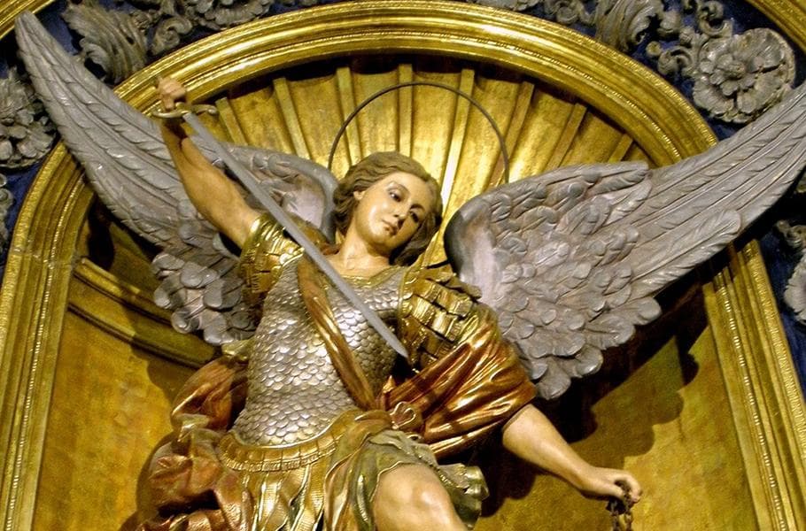 San Miguel Arcángel: plegarias, velas azules y meditación para pedir amparo espiritual