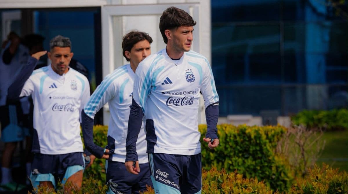 Matías Soulé es padre de Bautista y lo presentó en redes en plena concentración con la selección