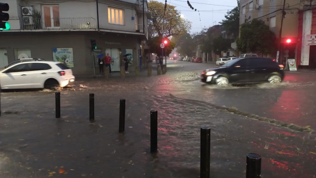 San Miguel de Tucumán: anegamientos y vías cortadas tras un temporal de tarde